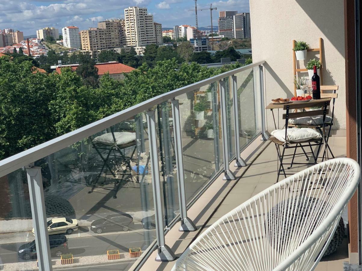 Charming Apartment With Balcony & Pool Lisbona Esterno foto
